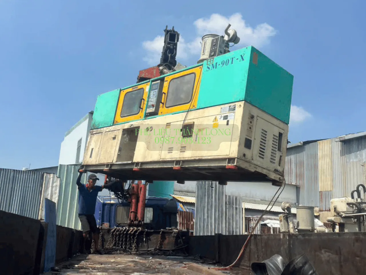 Cẩu máy ép nhựa 90 tấn khi thanh lý thiết bị nhà xưởng