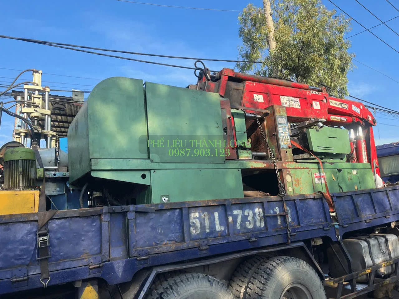 Máy móc công nghiệp thanh lý được bốc xếp lên xe tải
