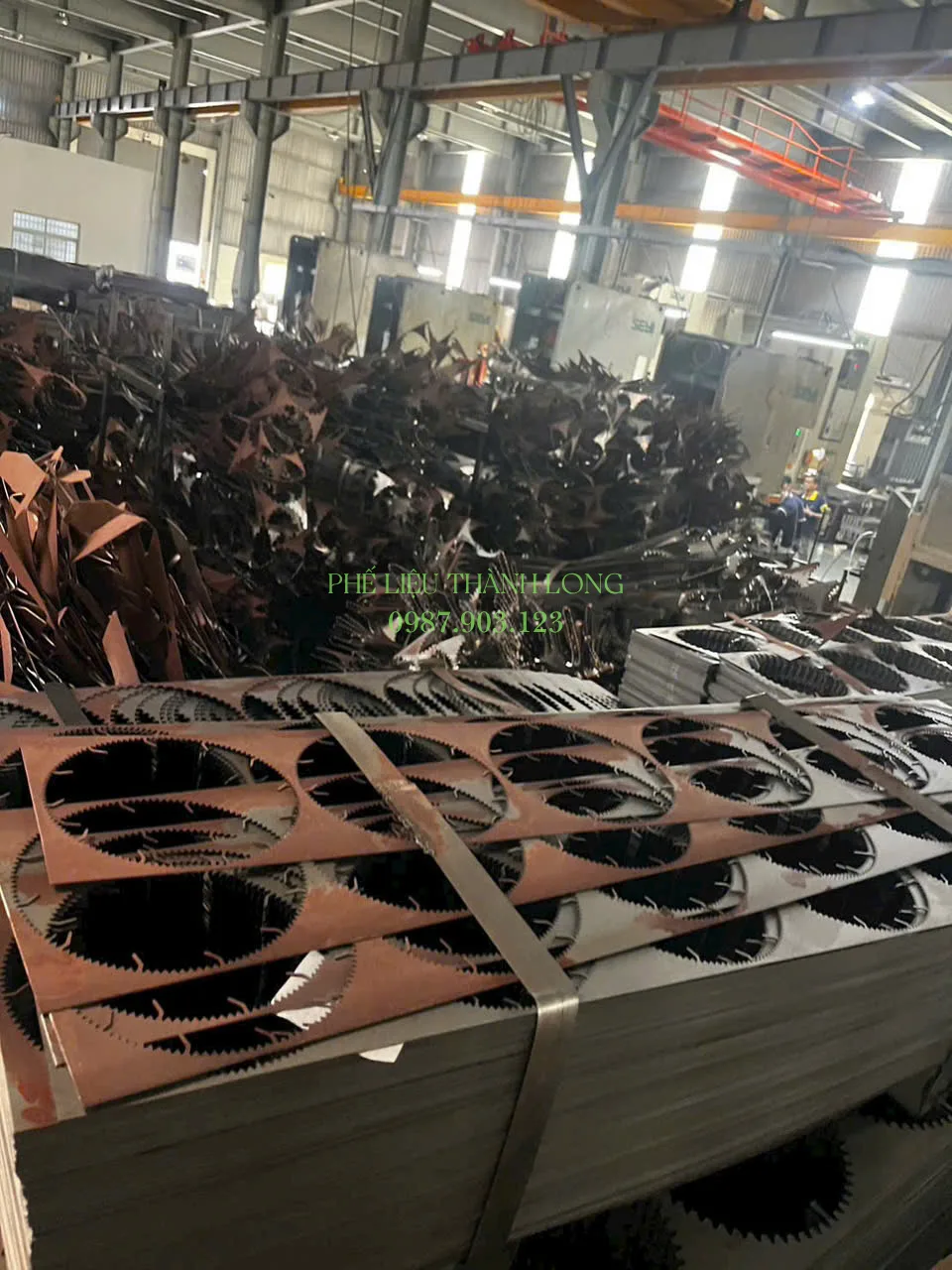 Thép thừa sau cắt và phôi tròn tại xưởng cơ khí Bình Dương