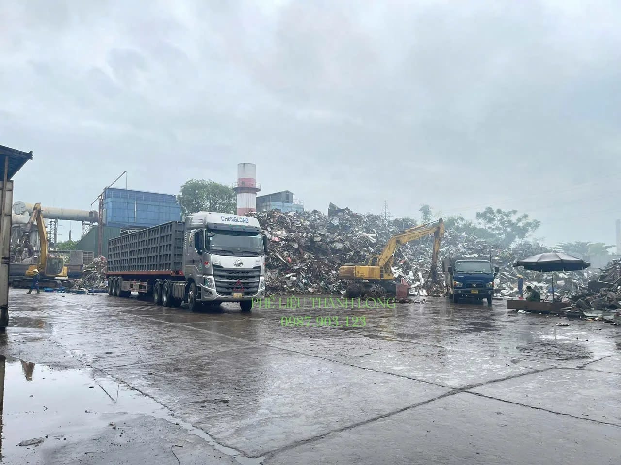 Xe cẩu gắn kìm bốc phế liệu lên xe tải tại Bình Dương