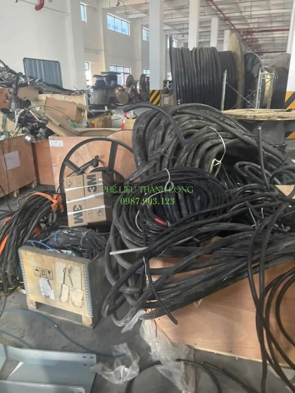 Dây cáp điện còn vỏ đã cuộn và bó thành lô tại Bình Tân