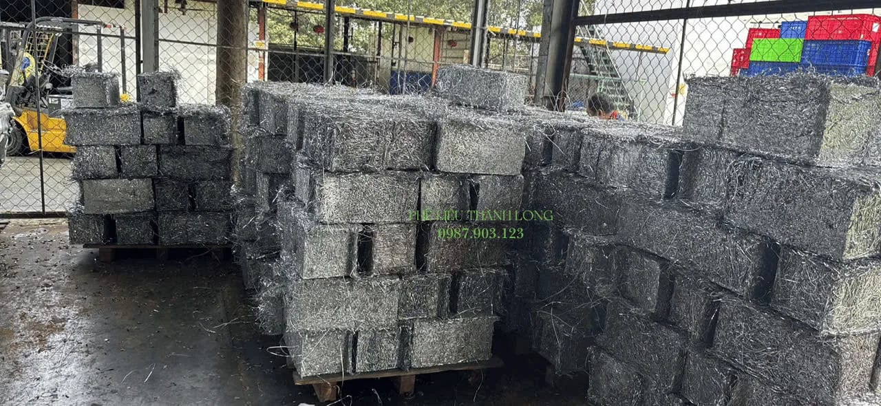 Phoi tiện thép ép kiện xếp trên pallet tại bãi