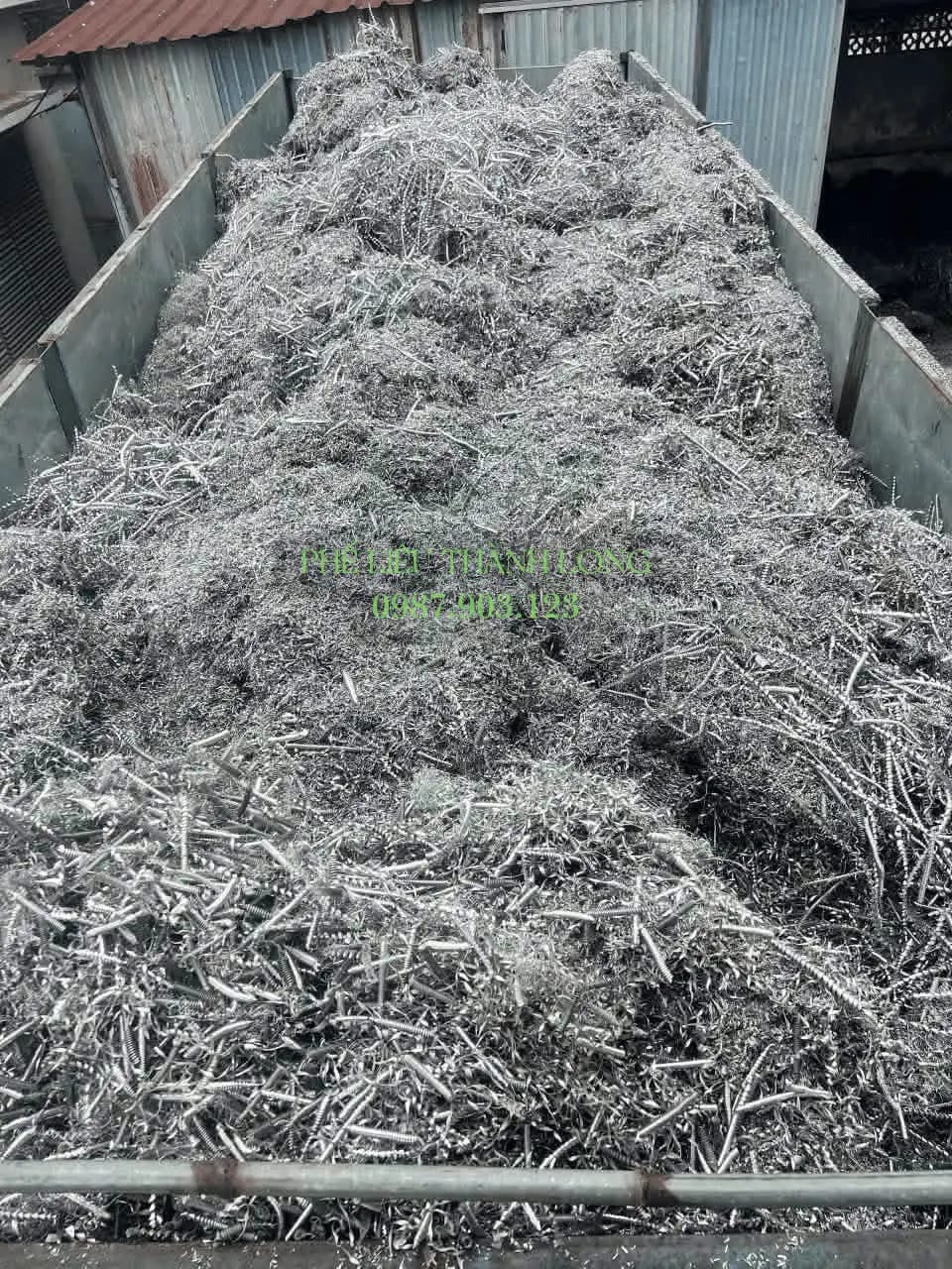 Phoi inox gom trong thùng chứa riêng tại xưởng Đà Nẵng