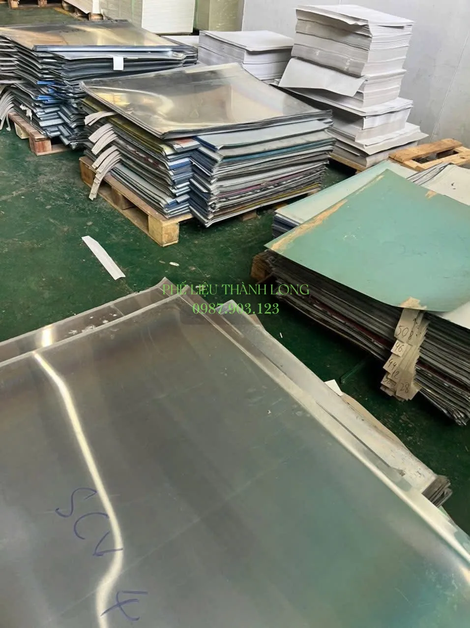 Tấm inox xếp theo lô có đánh số tại nhà máy Đồng Nai