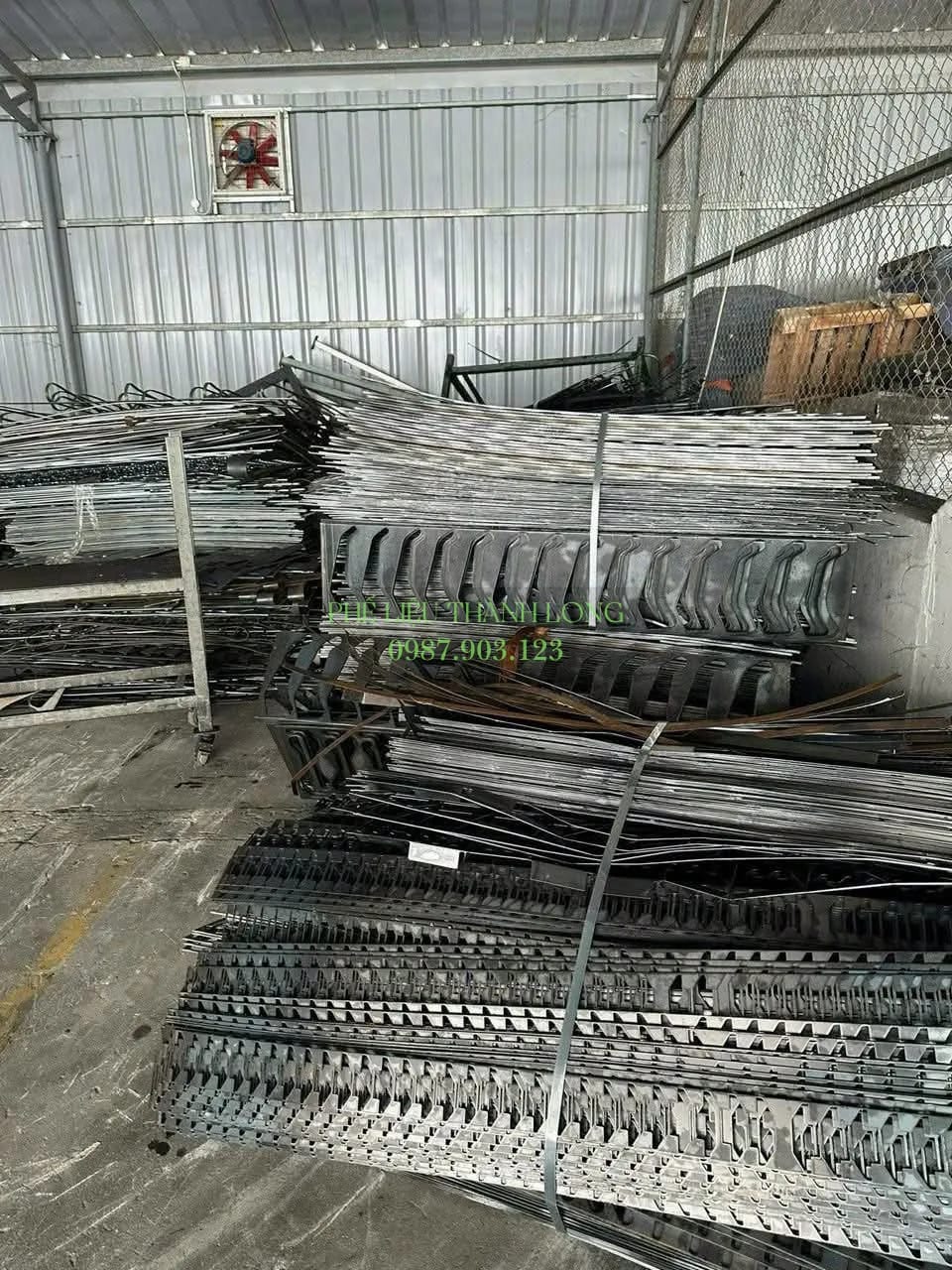Phế liệu thép tấm sau dập xếp theo lô tại nhà máy Đồng Nai