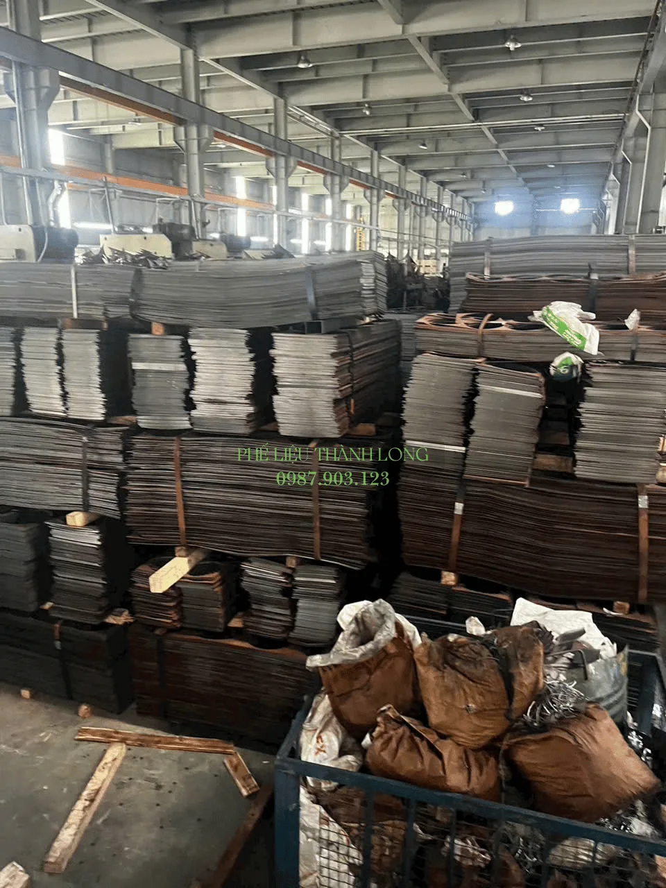 Thép tấm cắt thừa xếp chồng trên pallet tại nhà máy Đồng Tháp
