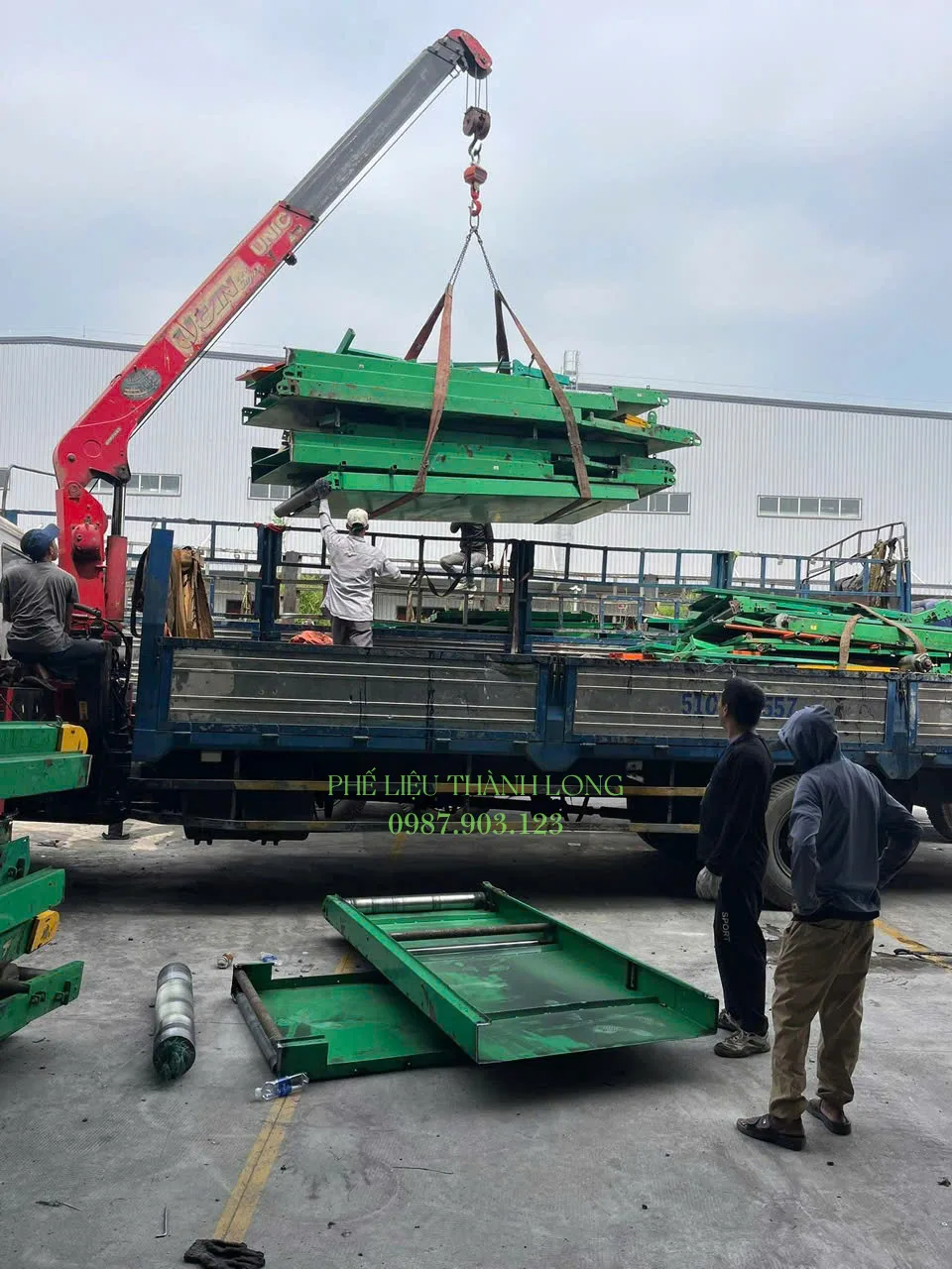 Cẩu kết cấu thép tháo dỡ lên xe tải tại Bình Dương