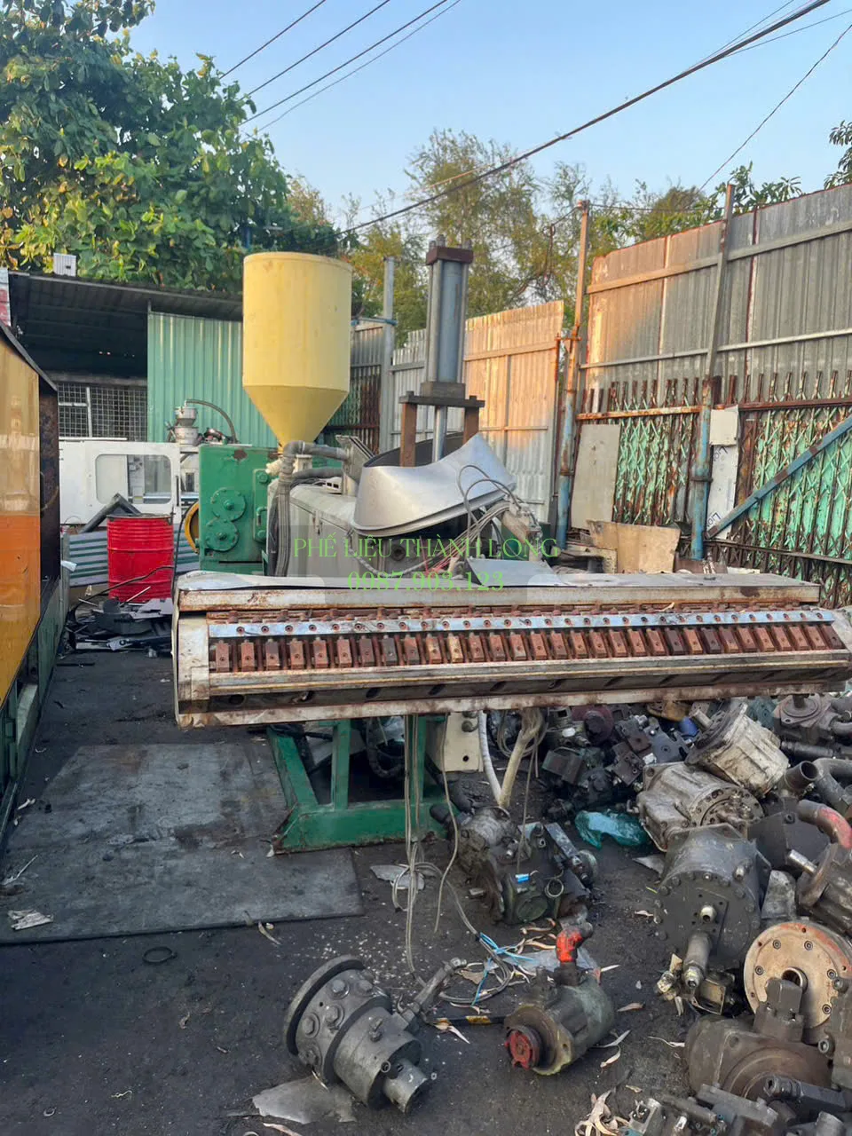 Máy công nghiệp đã tháo, phần cầu đấu đồng còn nguyên tại bãi
