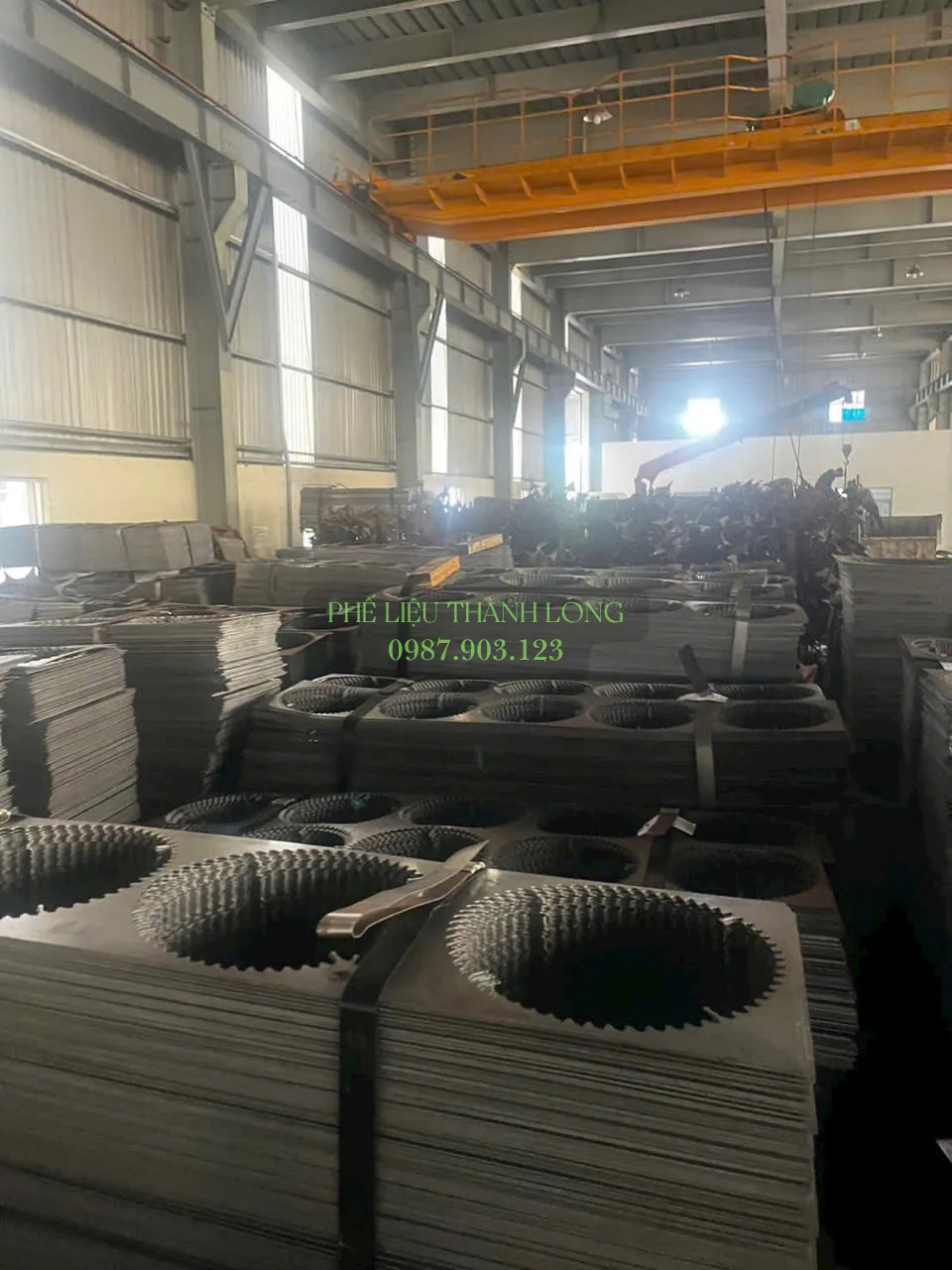Khung thép sau dập và vành răng xếp thành lô tại nhà máy