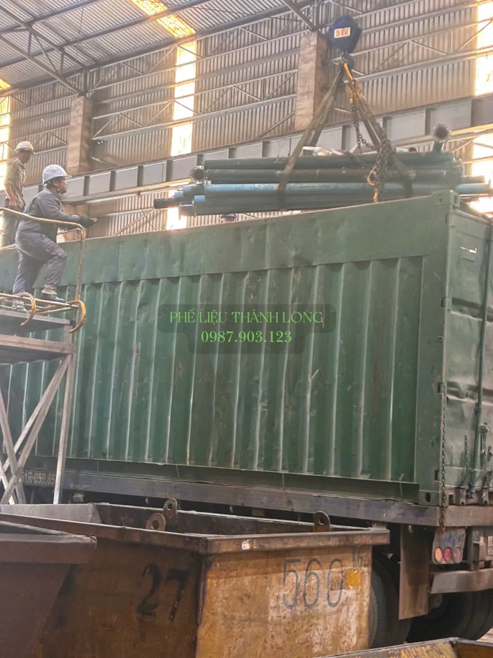 Công nhân móc cáp chuẩn bị cẩu container thanh lý