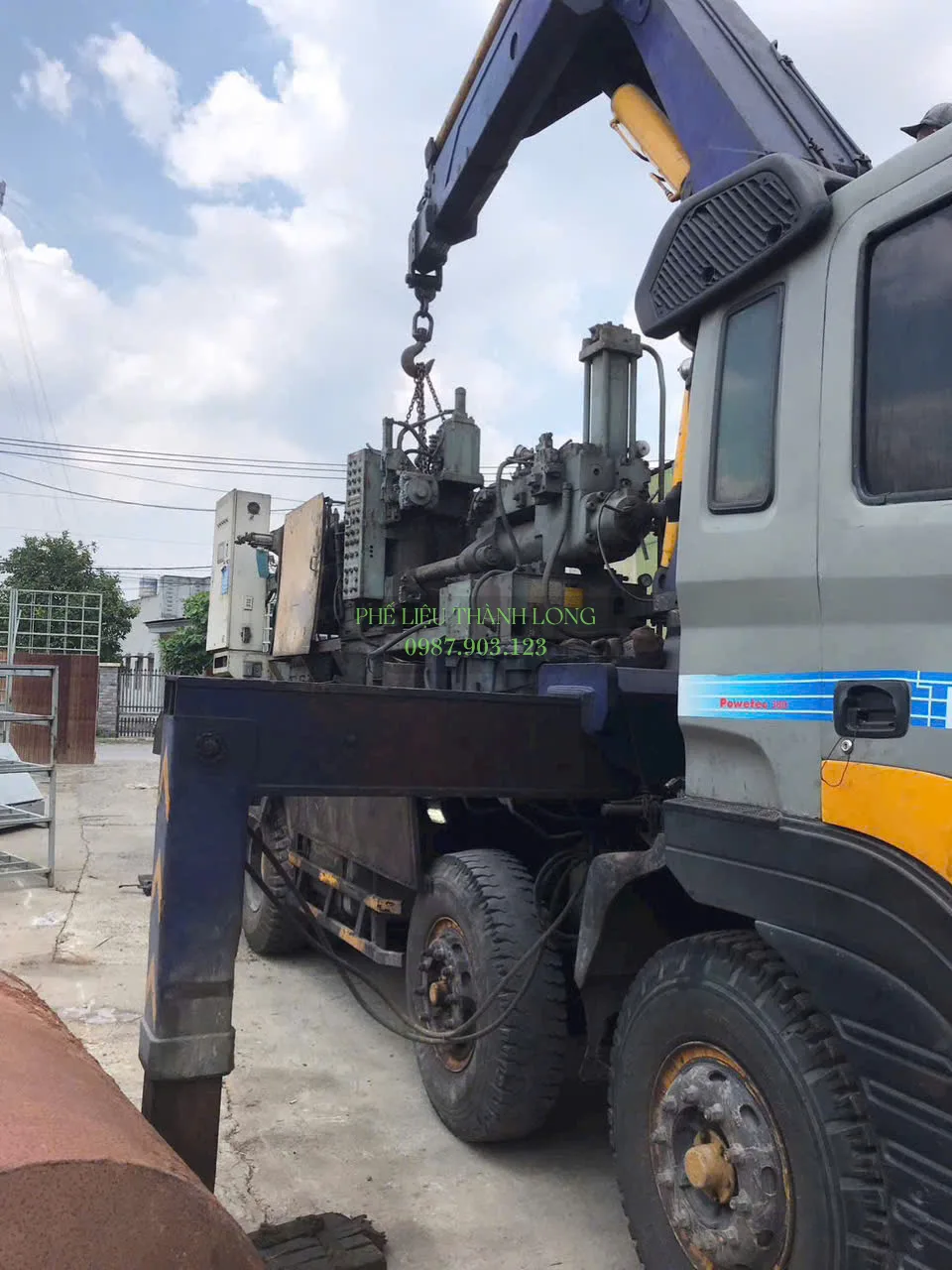 Cẩu máy móc thanh lý lên xe tải tại Quận 12