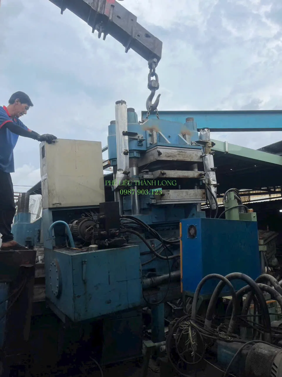 Máy ép công nghiệp chuẩn bị cẩu khi thanh lý tại Thủ Đức