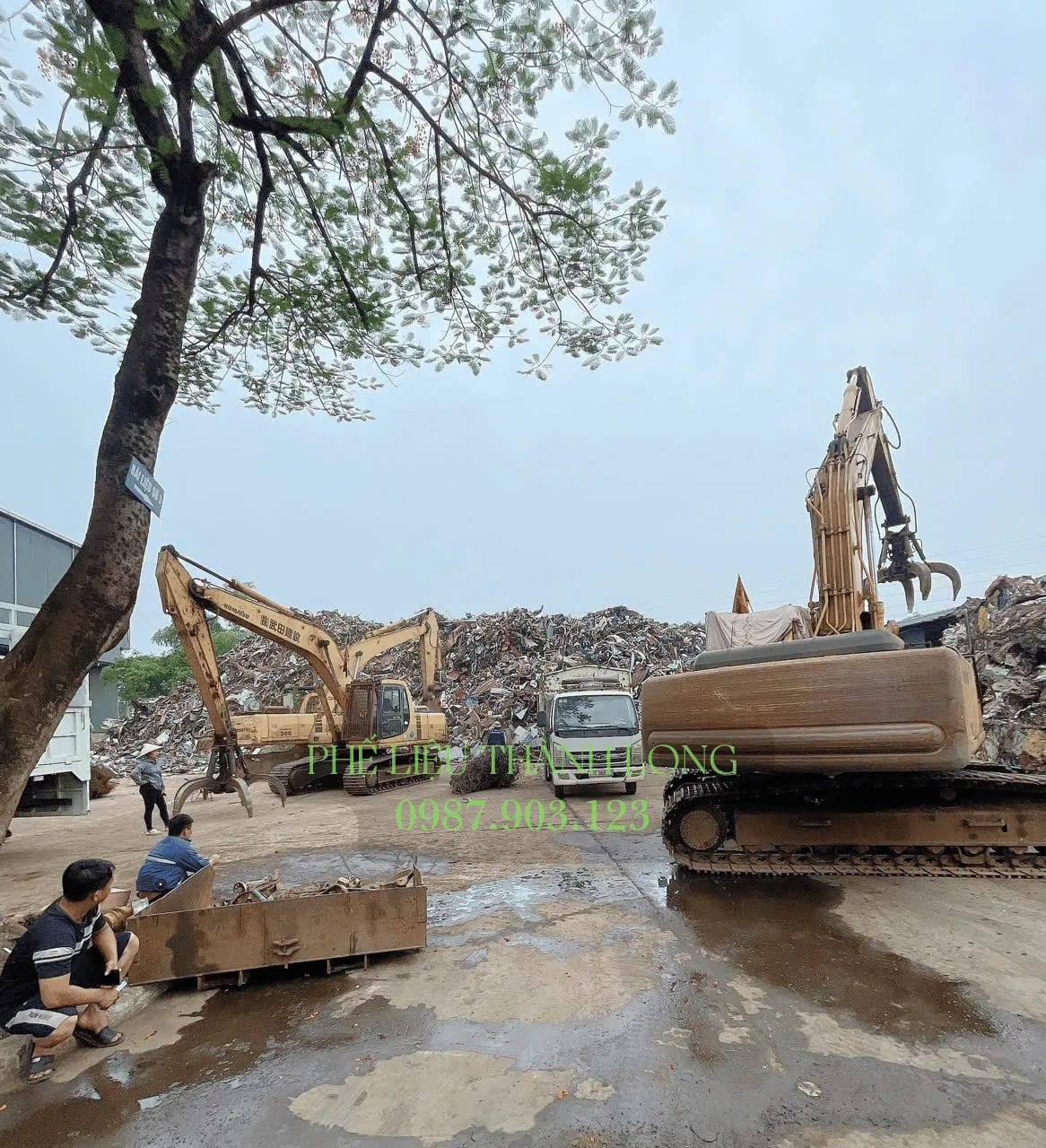Xe cuốc gắn kìm gắp phế liệu tại bãi Bình Trị Đông