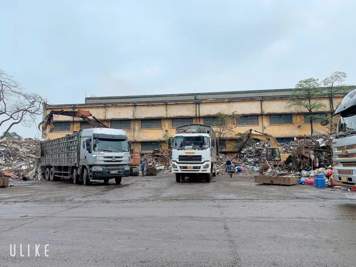 Nhân công bốc xếp, thu gom phế liệu lên dàn xe tải chờ vận tải phế liệu