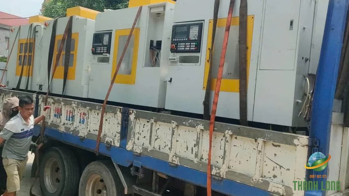Các máy CNC cũ được chằng buộc trên xe tải để vận chuyển