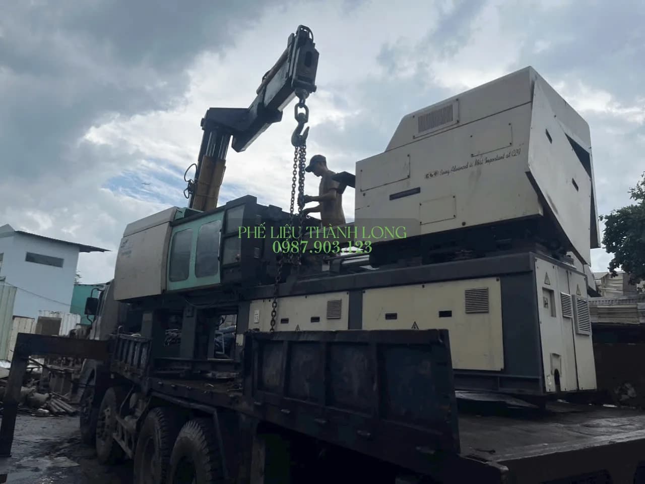 Xe cẩu Thành Long nâng máy móc thanh lý tại nhà xưởng