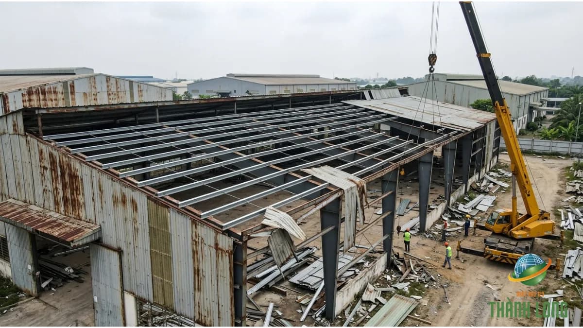 Nhà xưởng thép tiền chế cũ đang tháo dỡ lộ khung cột kèo và xà gồ