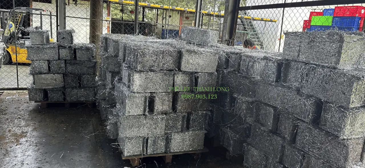 Chì phế liệu được thu gom, bốc xếp đúng quy trình