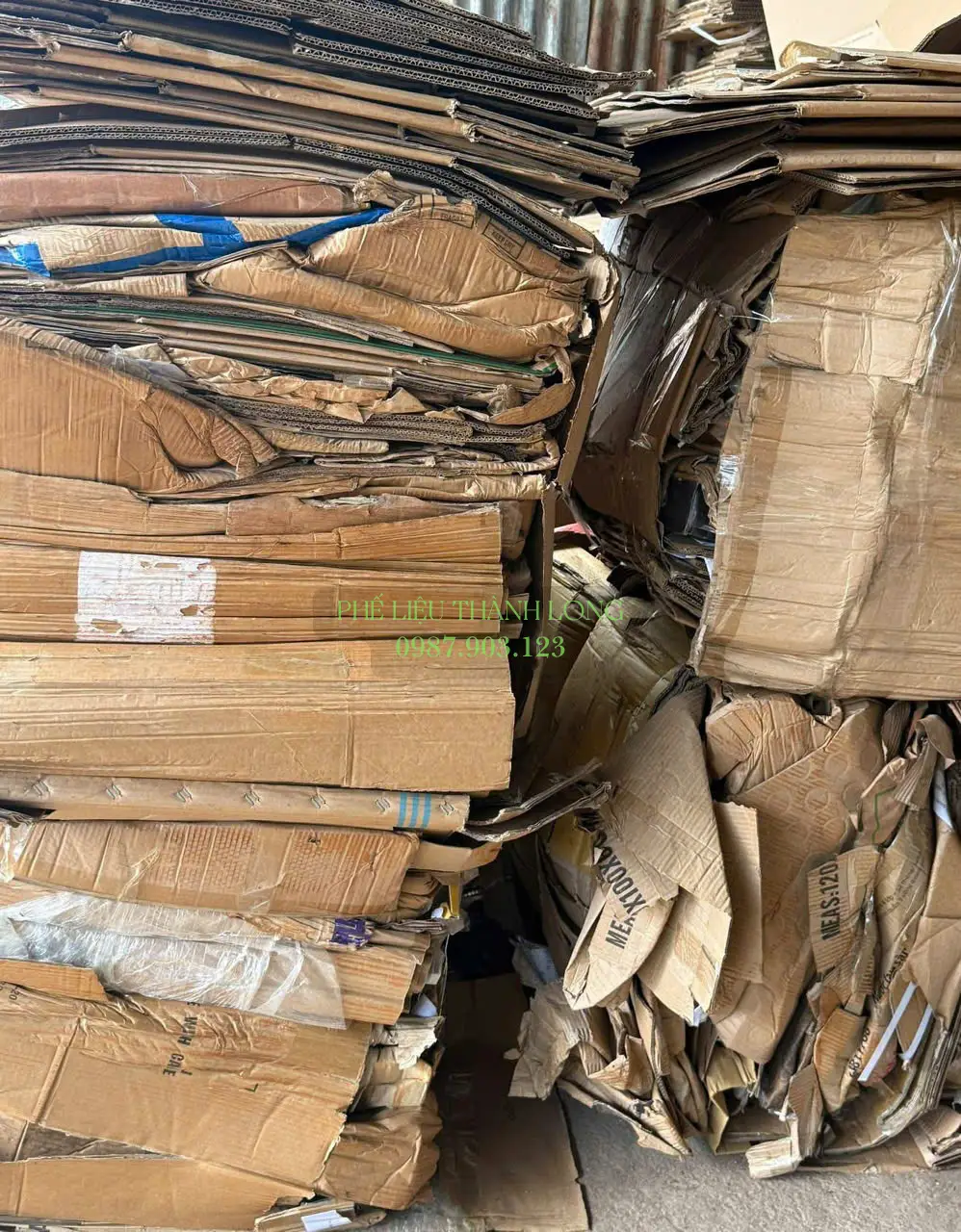 Thùng carton và giấy vụn công nghiệp được tập kết để thu gom