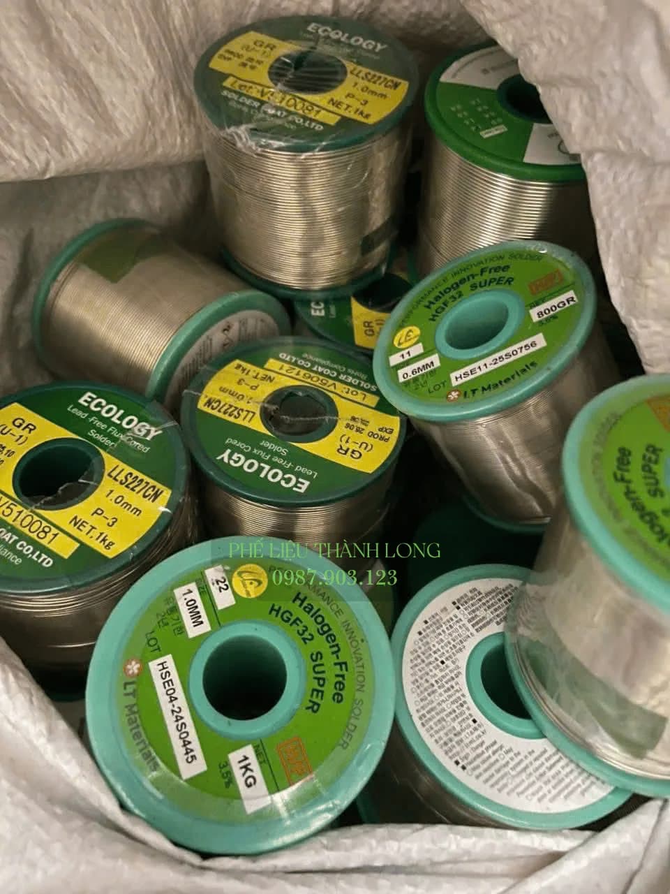 Phế liệu thiếc được thu gom từng cuộn
