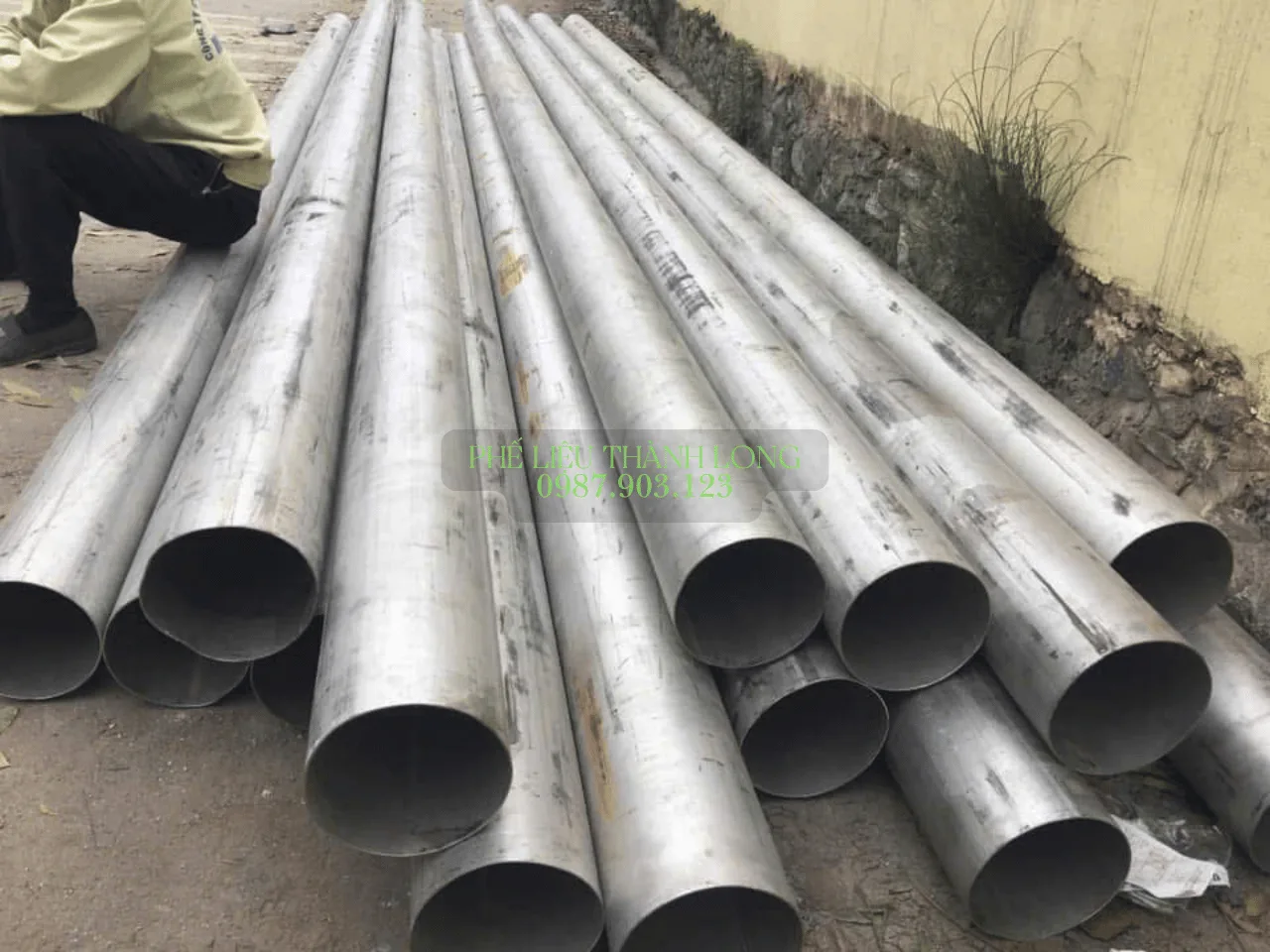 Sắt thép dạng ống được thu mua, bốc xếp tận nơi